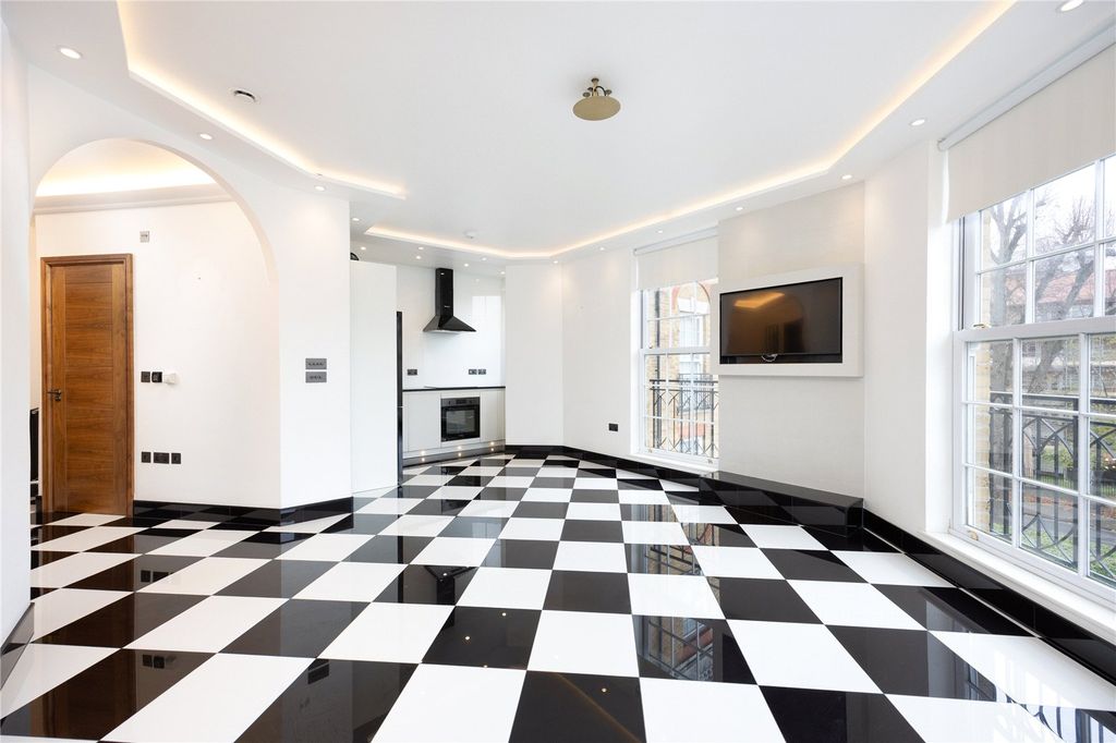 Property photo 2 of 12 Kitchen/Reception