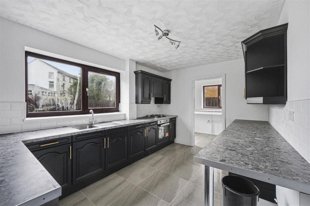 Property photo 3 of 21 Kitchen