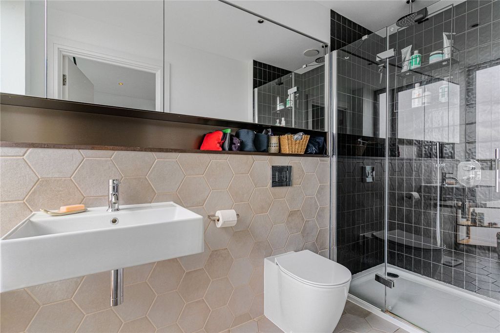 Property photo 3 of 23 Ensuite