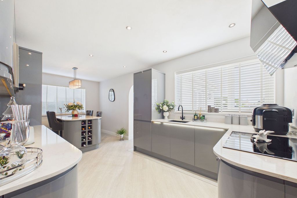 Property photo 1 of 28