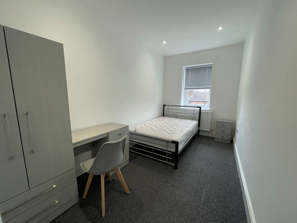 Property photo 3 of 5 A Spacious And Tidy Double Bedroom With Modern Dec...