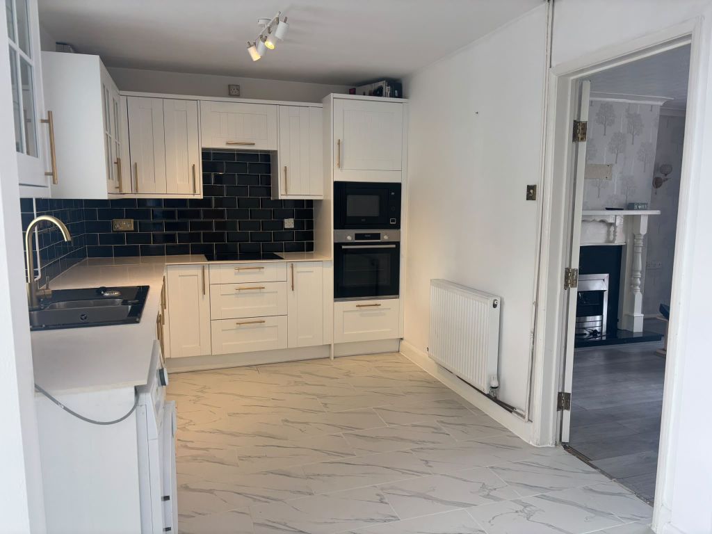 Property photo 2 of 10 Kitchen