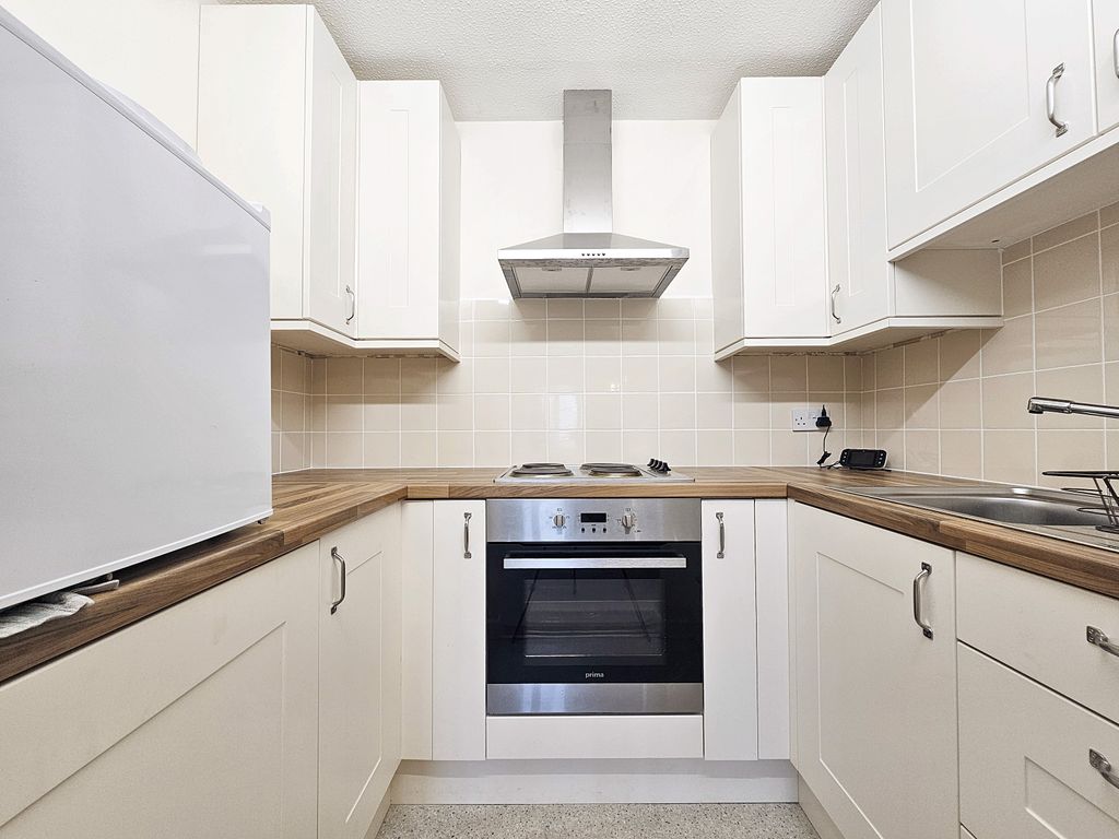 Property photo 3 of 8 Kitchen