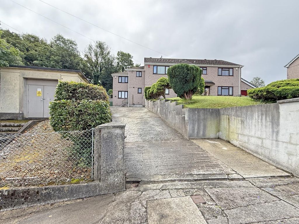 Property photo 1 of 31 Rochford Crescent 26 - Front.Jpg