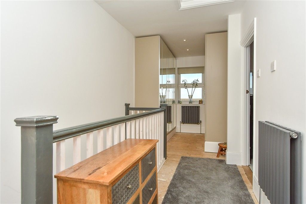 Property photo 2 of 9 Landing