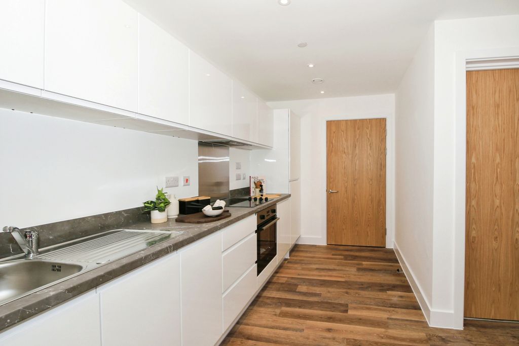 Property photo 3 of 8 Kitchen