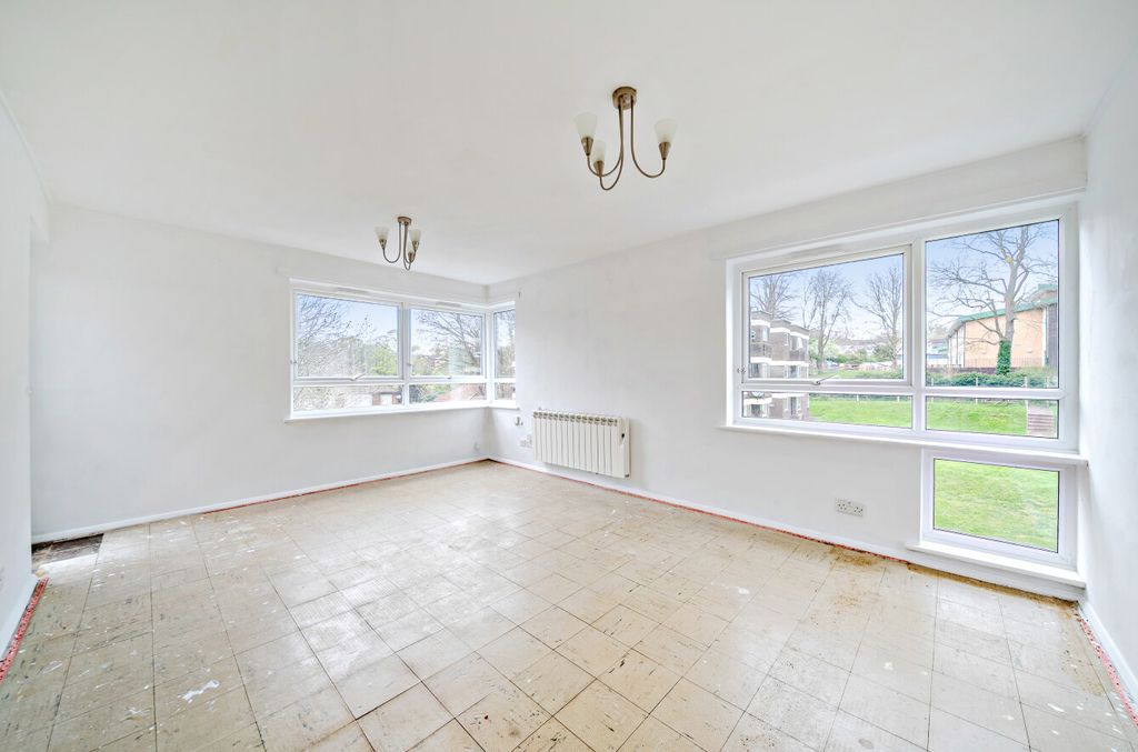 Property photo 2 of 16 Lounge