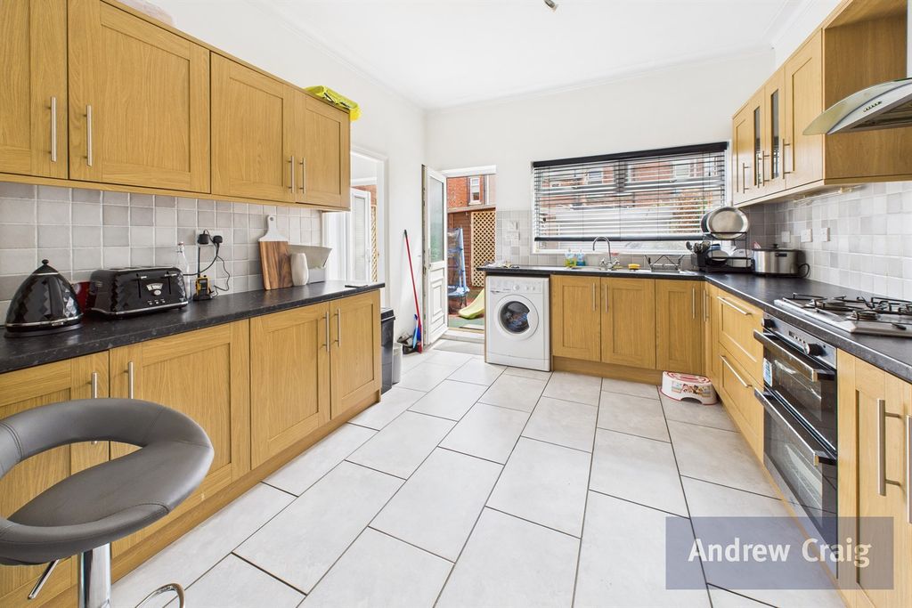 Property photo 3 of 9 Kitchen