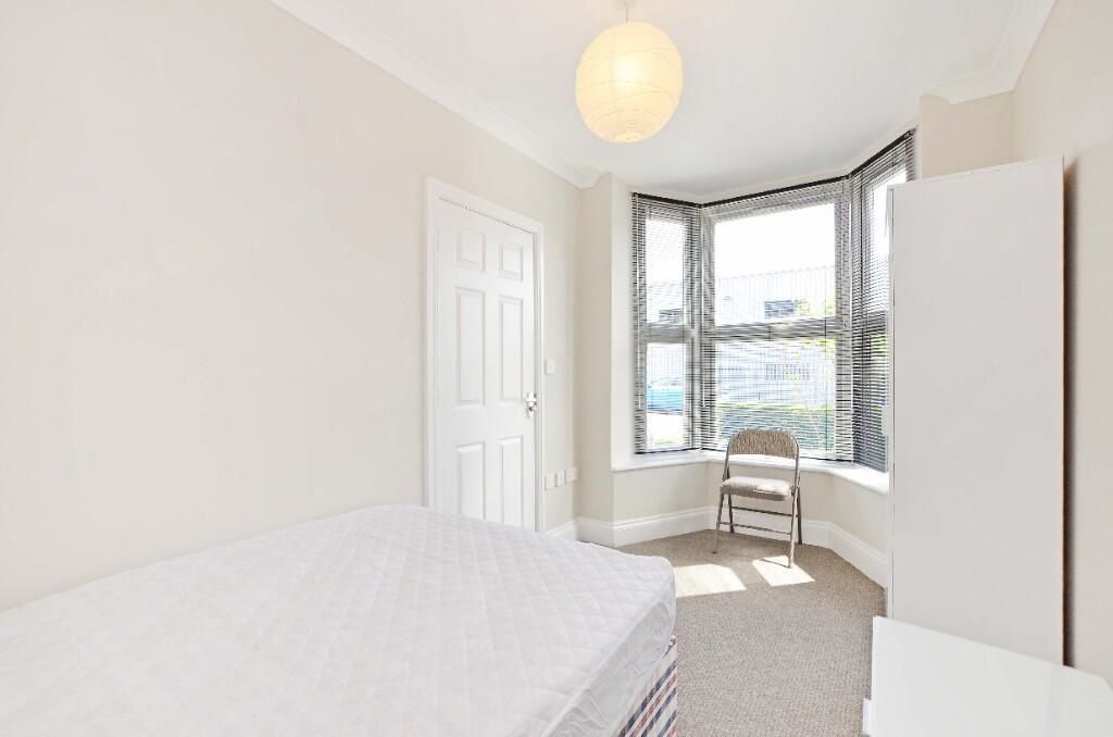 Property photo 3 of 15 Bright And Airy Double Bedroom Featuring A Large B...