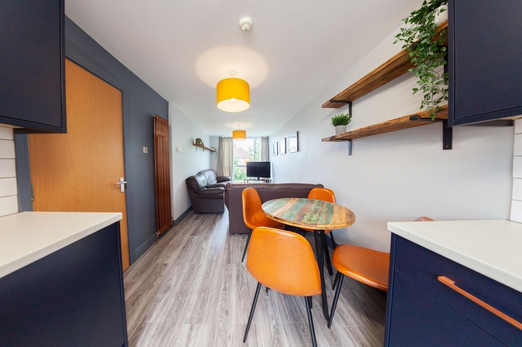 Property photo 2 of 17 Bright, Modern Open-Plan Living And Dining Area Wi...