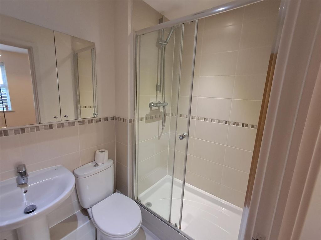 Property photo 3 of 8 Ensuite