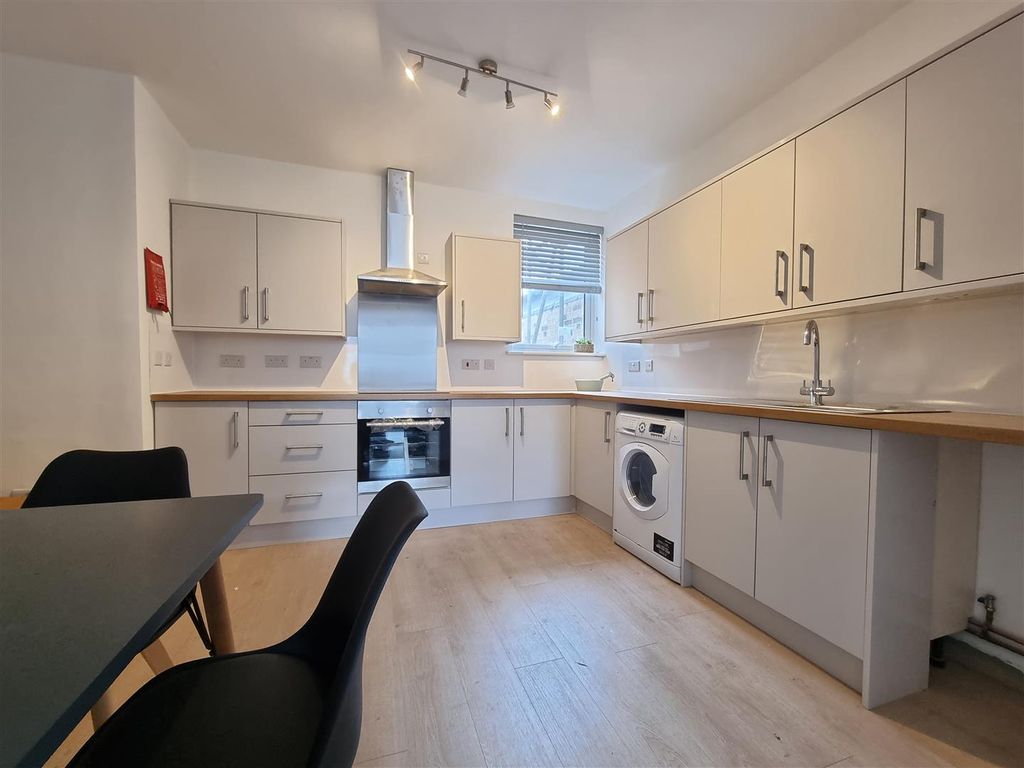 Property photo 3 of 7 Kitchen