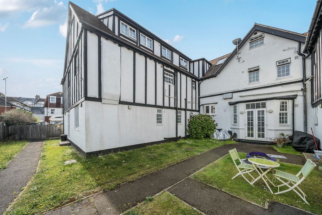Property photo 1 of 11 Communal Gardens