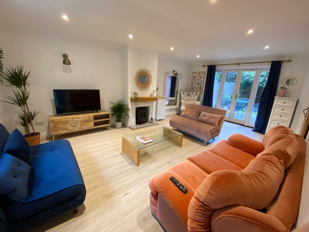 Property photo 2 of 18 Sitting Room