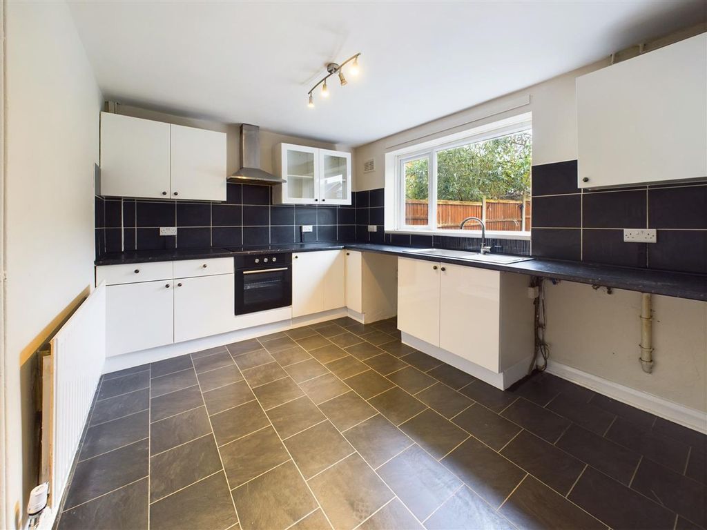 Property photo 3 of 10 Kitchen