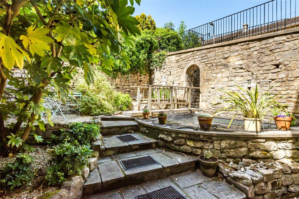 Property photo 1 of 14 Courtyard Garden