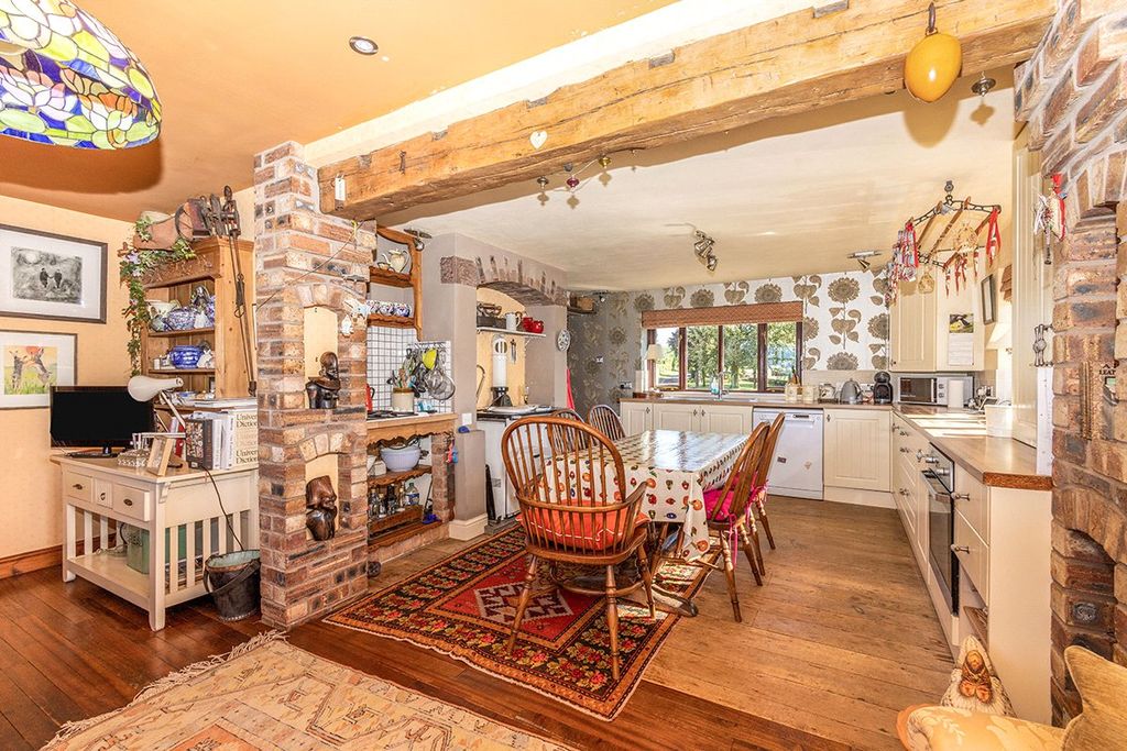 Property photo 2 of 18 Kitchen