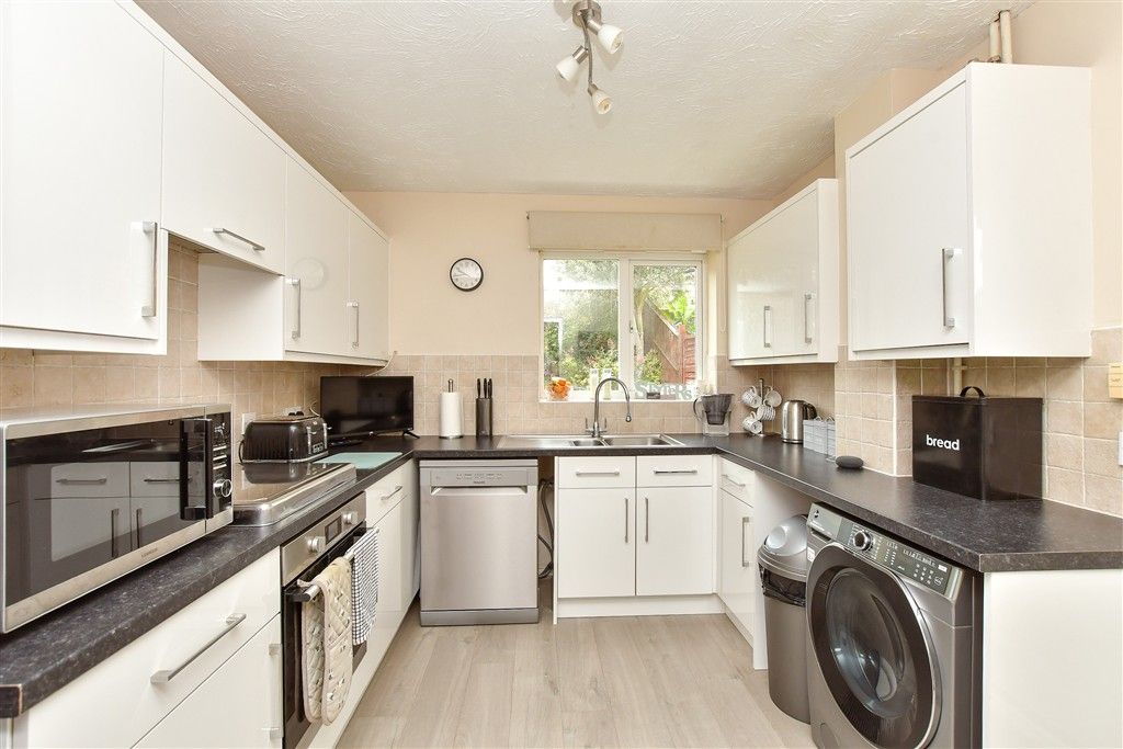 Property photo 3 of 11 Kitchen