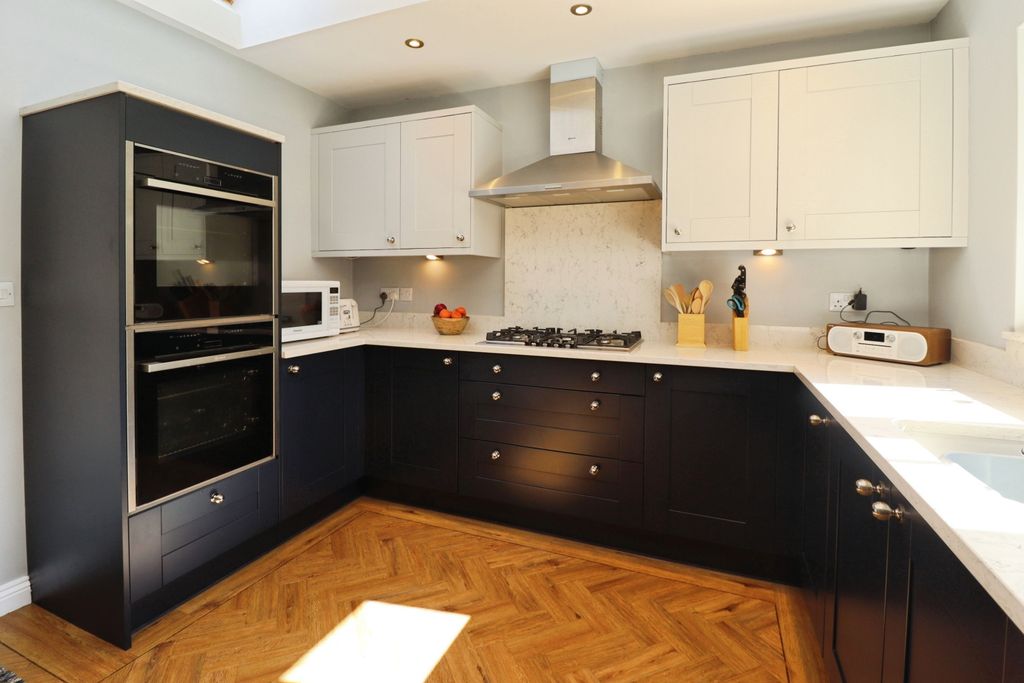 Property photo 3 of 33