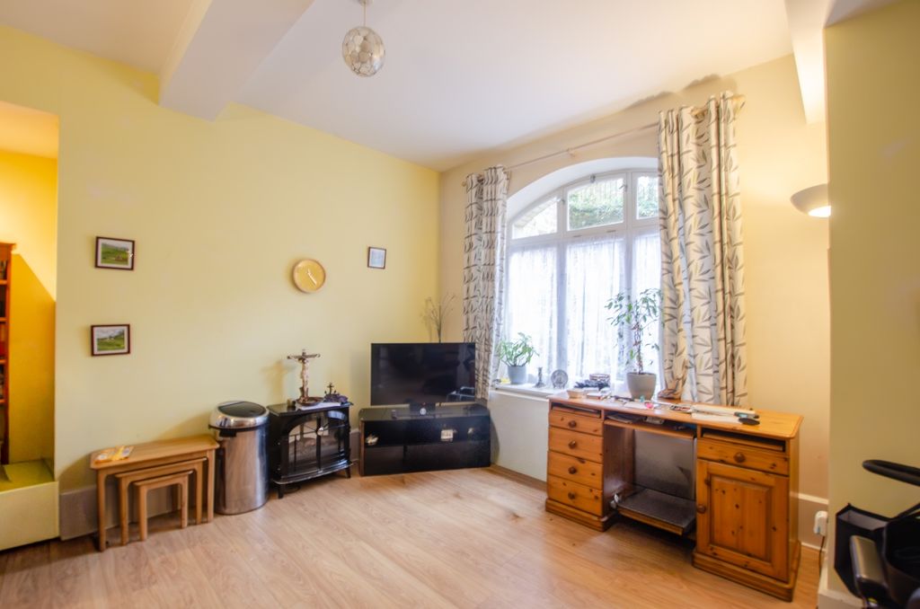 Property photo 2 of 7 3 Old Manor House Tps Bodmin 01208 74182-4