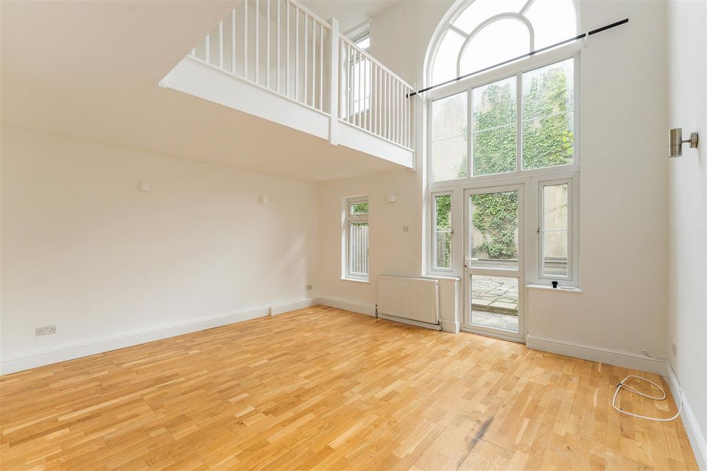 Property photo 2 of 30 Harrowgate Road, E9