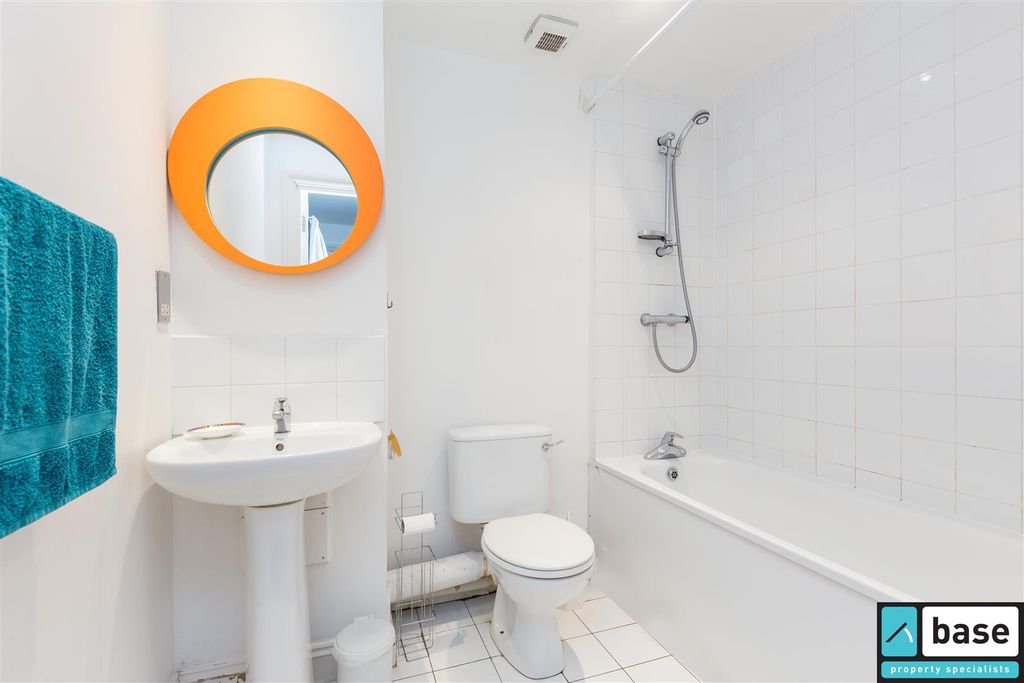 Property photo 3 of 10 Bathroom