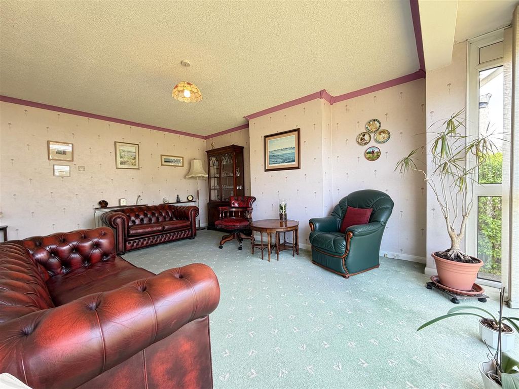 Property photo 3 of 14 Lounge
