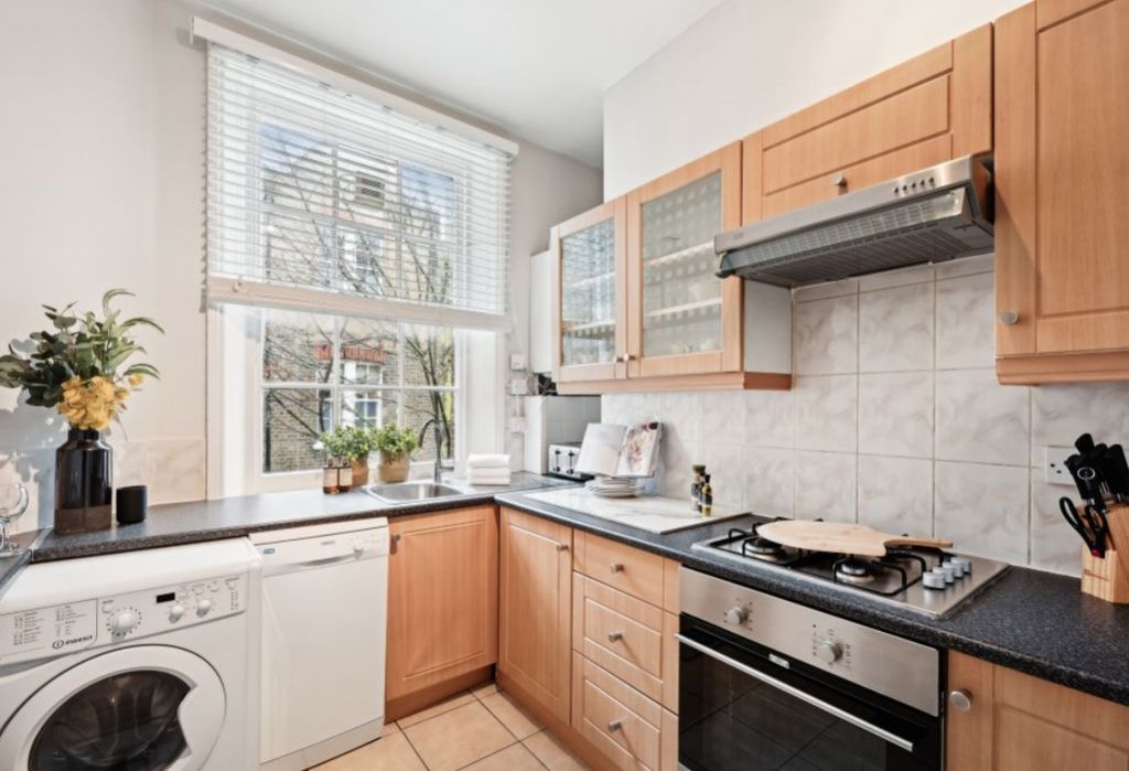 Property photo 2 of 6 Kitchen