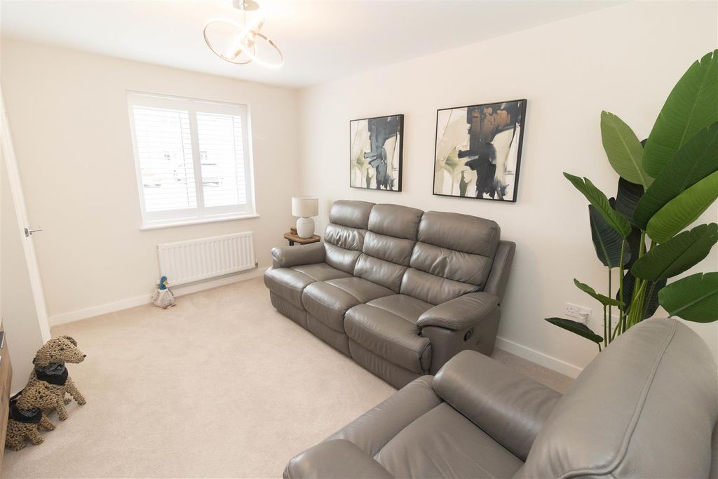 Property photo 2 of 12 Lounge
