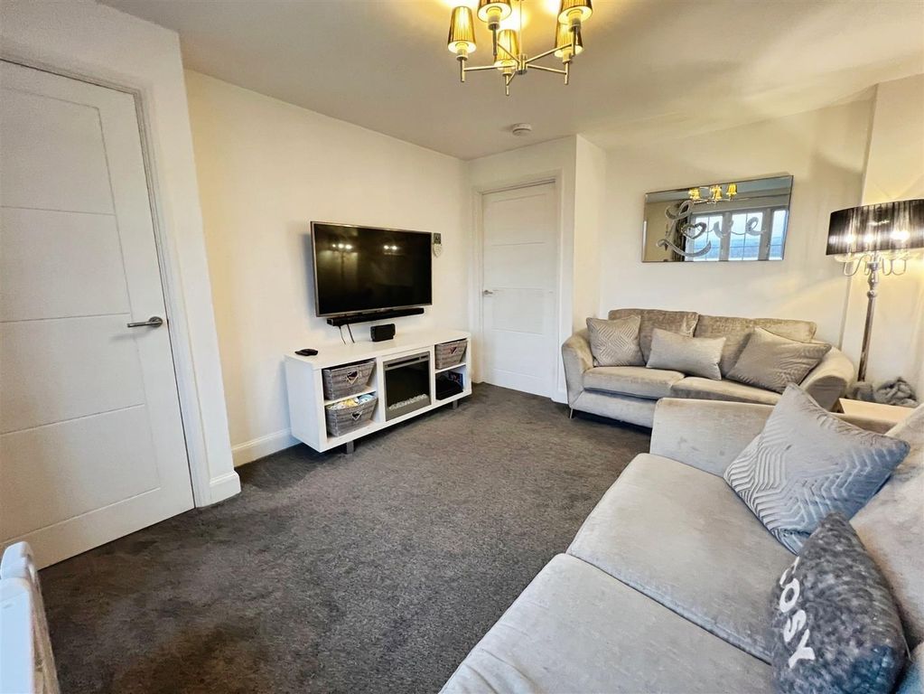 Property photo 3 of 27 Lounge