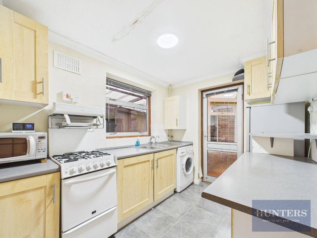 Property photo 3 of 18 Kitchen