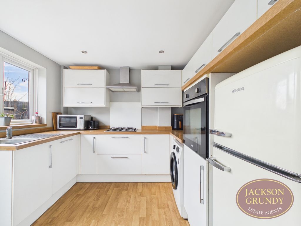 Property photo 3 of 14 Maclean Close