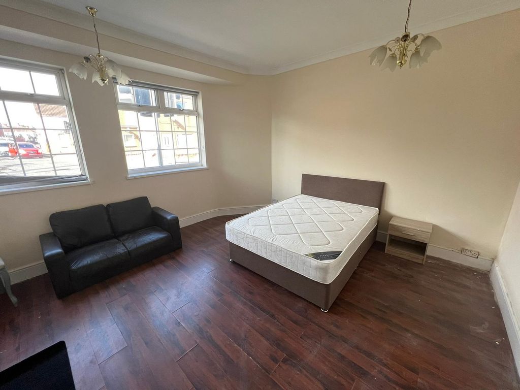 Property photo 1 of 10 77 Ladysmith Room 2