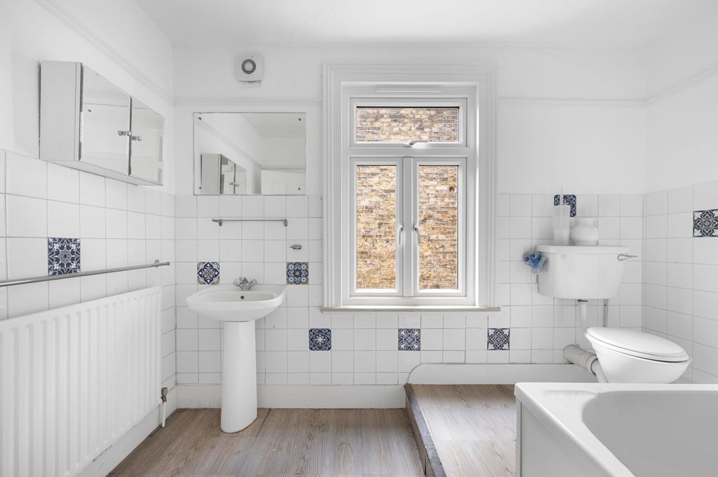 Property photo 3 of 6 Picture No. 18