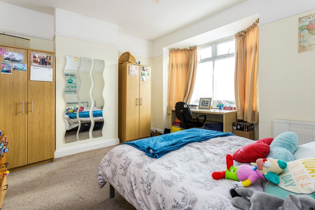 Property photo 3 of 8 Bedroom
