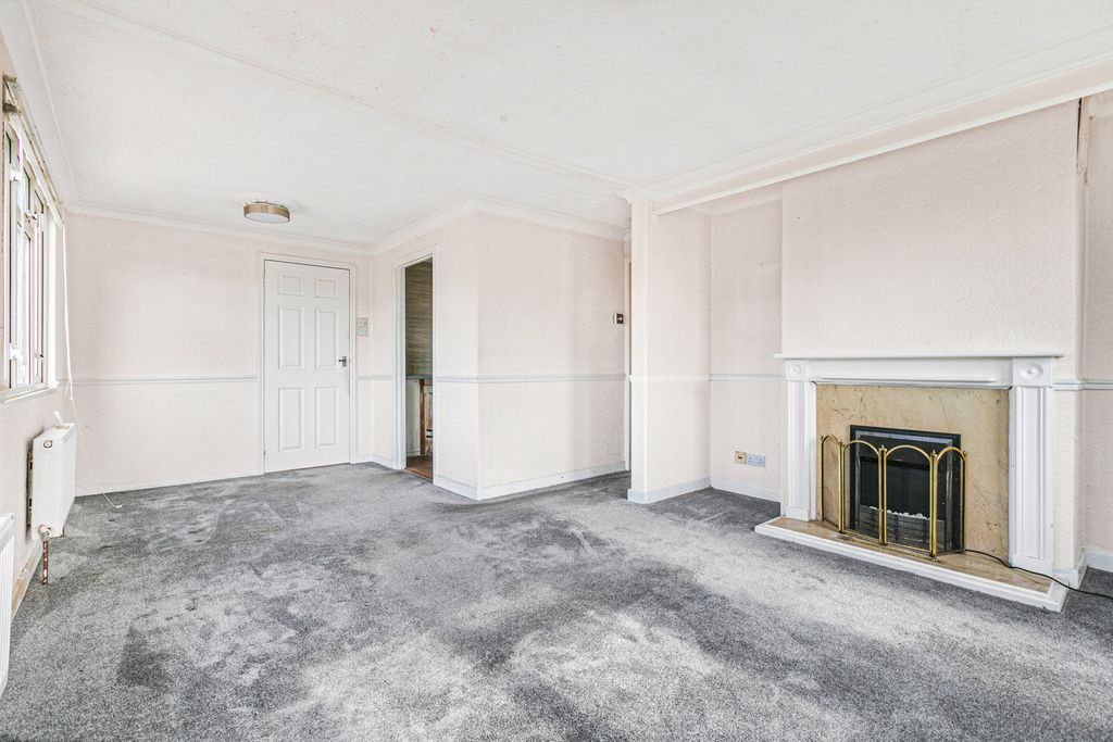 Property photo 3 of 11 Living Room