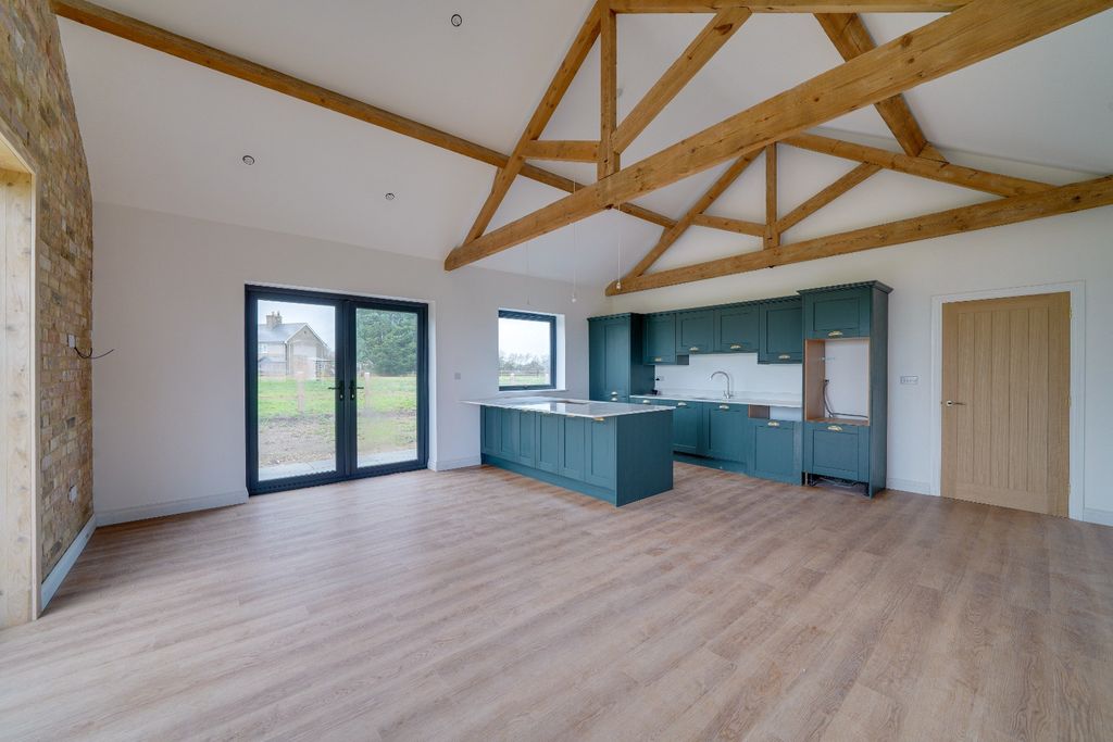 Property photo 2 of 15 3843252