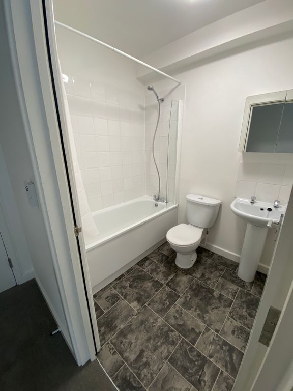 Property photo 2 of 8 Bathroom 