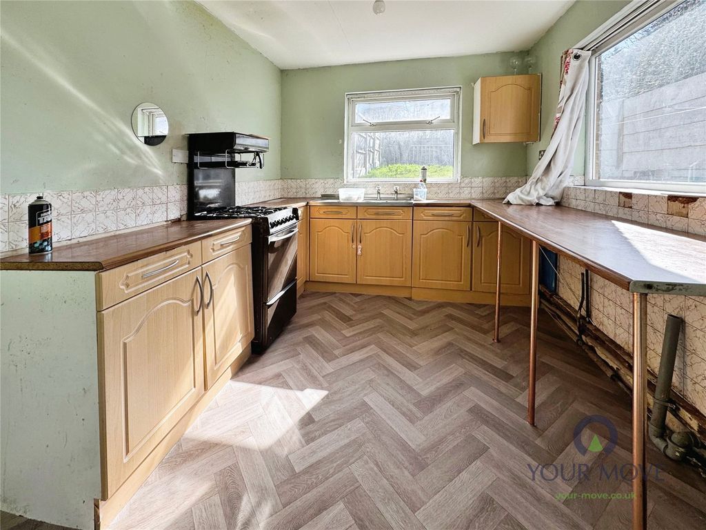 Property photo 2 of 10 Kitchen