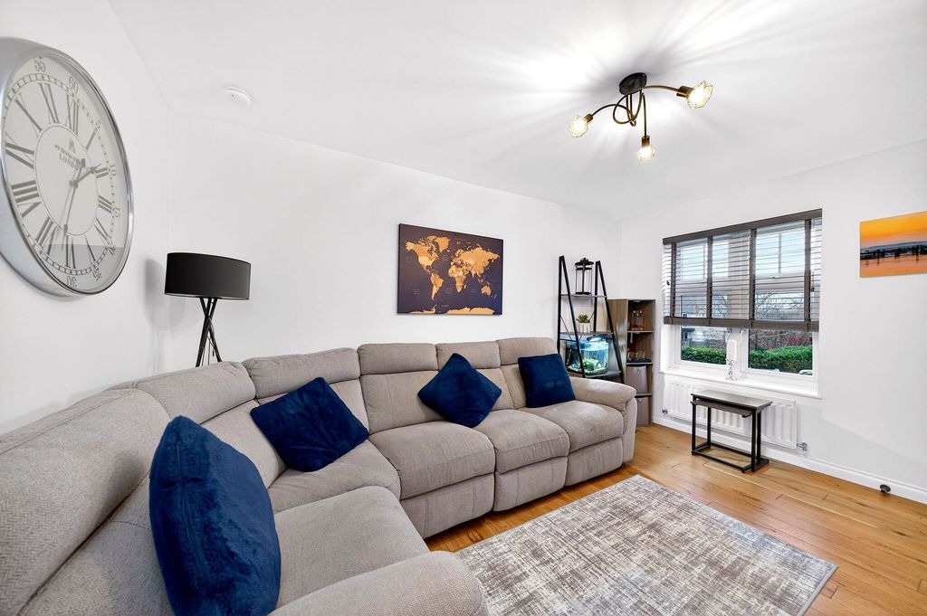 Property photo 3 of 25 Lounge