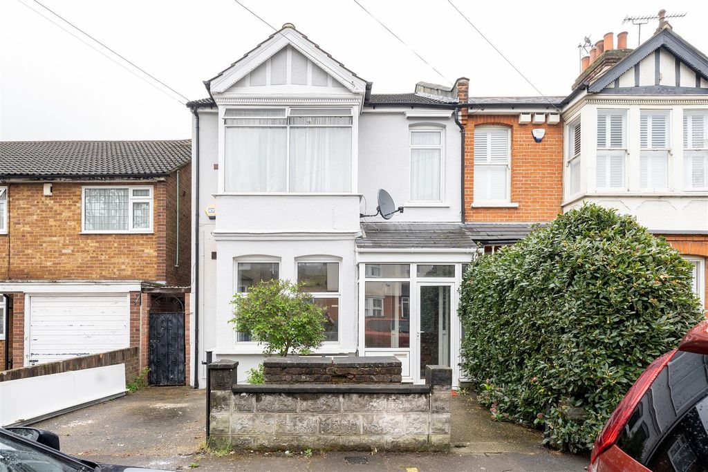 Property photo 1 of 10 Malmesbury Road, E18