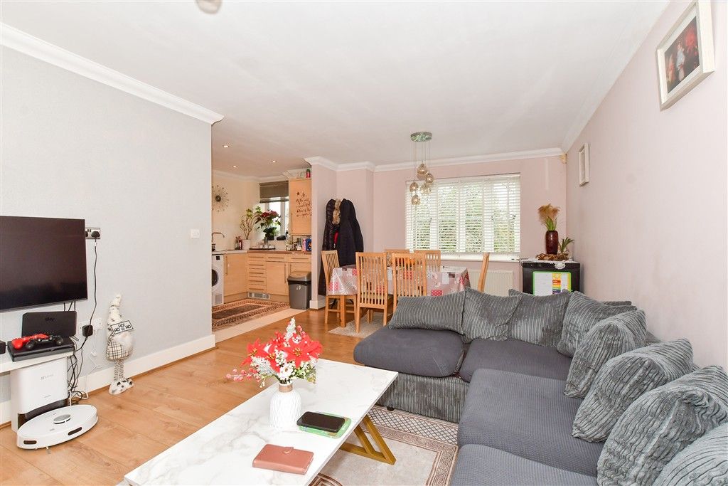 Property photo 1 of 10 Lounge / Dining Area