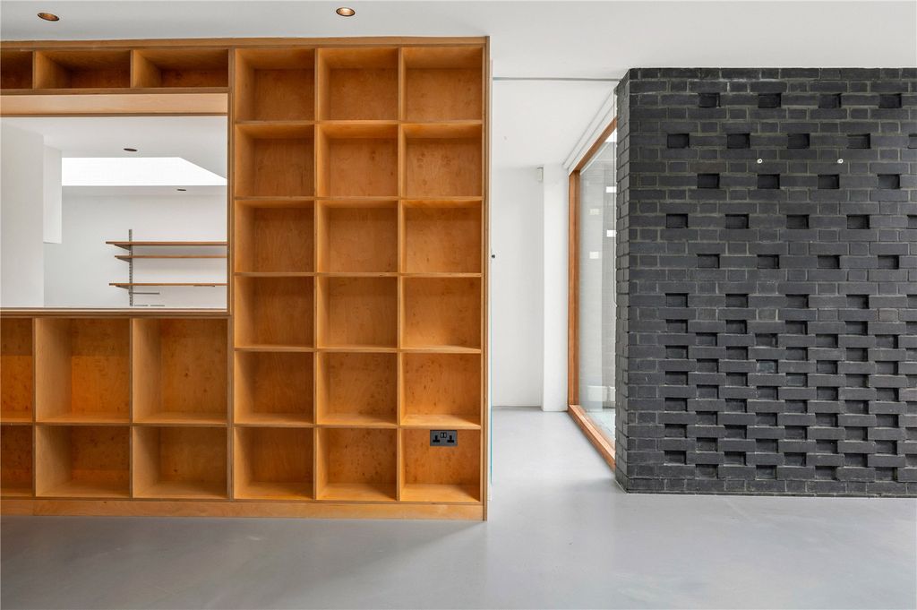 Property photo 3 of 25 Reception/Kitchen