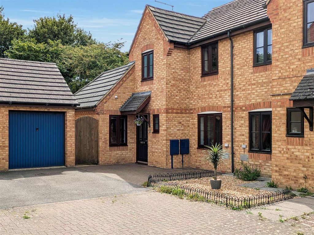 Property photo 1 of 18 Extended Studyfamily Room (2560 x 1920 Px).Jpg.Jpg