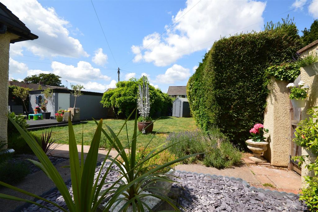 Property photo 2 of 31 Gardens