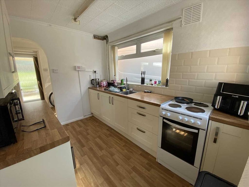 Property photo 3 of 11 Kitchen: