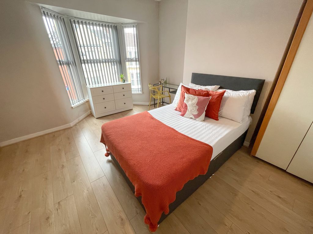 Property photo 2 of 7 11 Albany(2)