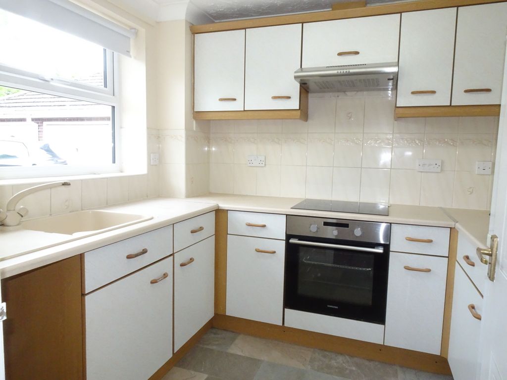 Property photo 3 of 6 Kitchen