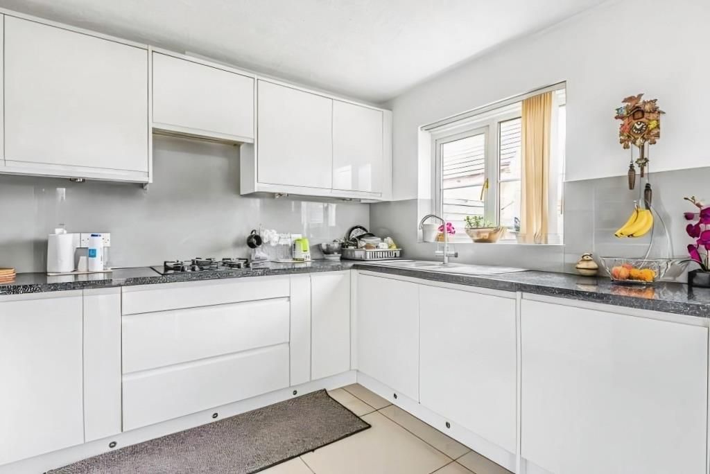 Property photo 2 of 10 Kitchen