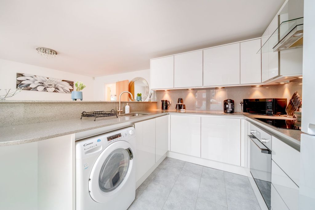 Property photo 3 of 11 Kitchen